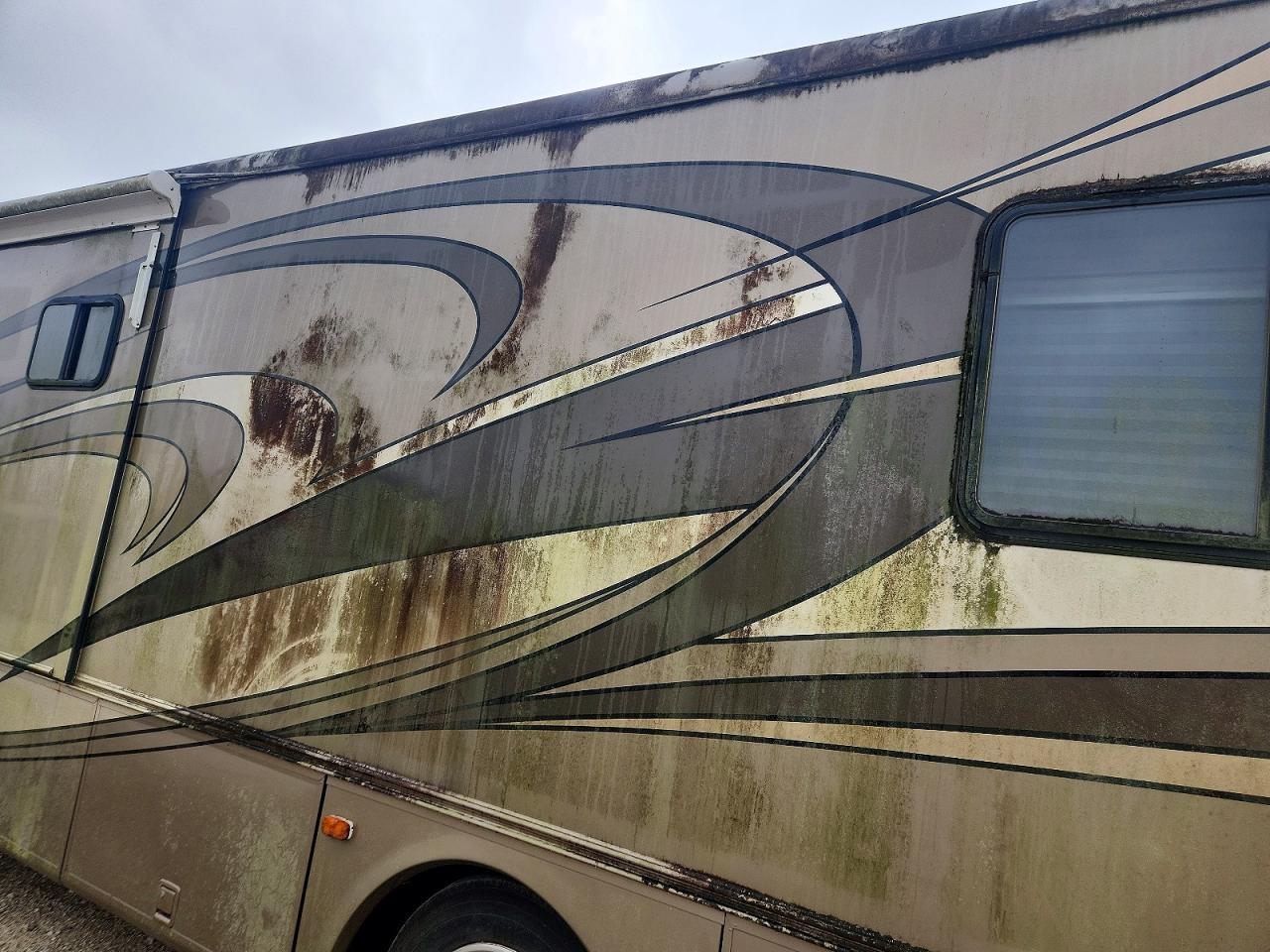 1999 Freigliner Chassis X Line Motor Home