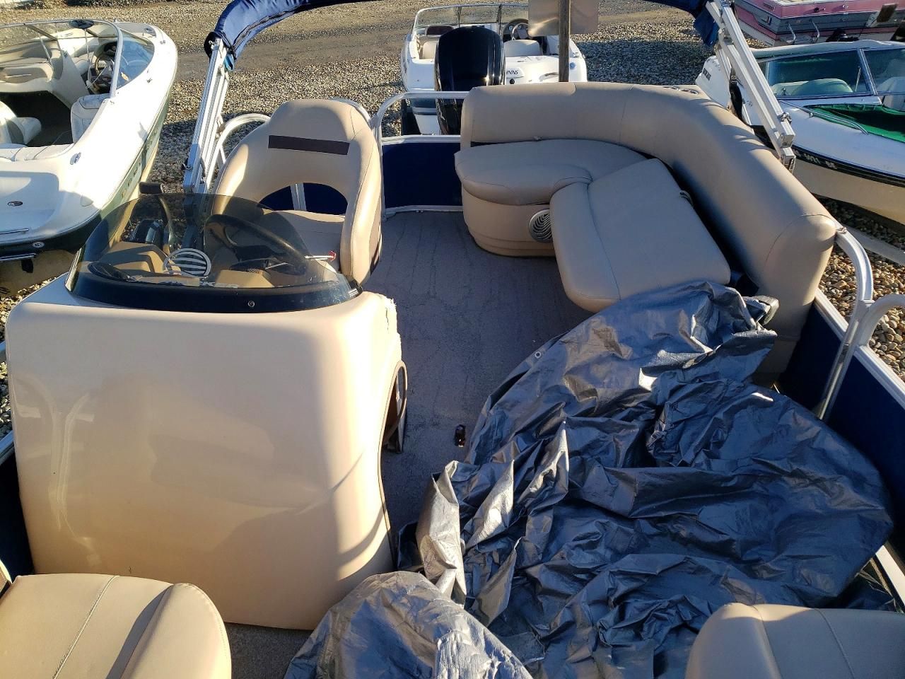 2018 Sun Tracker Partyhut