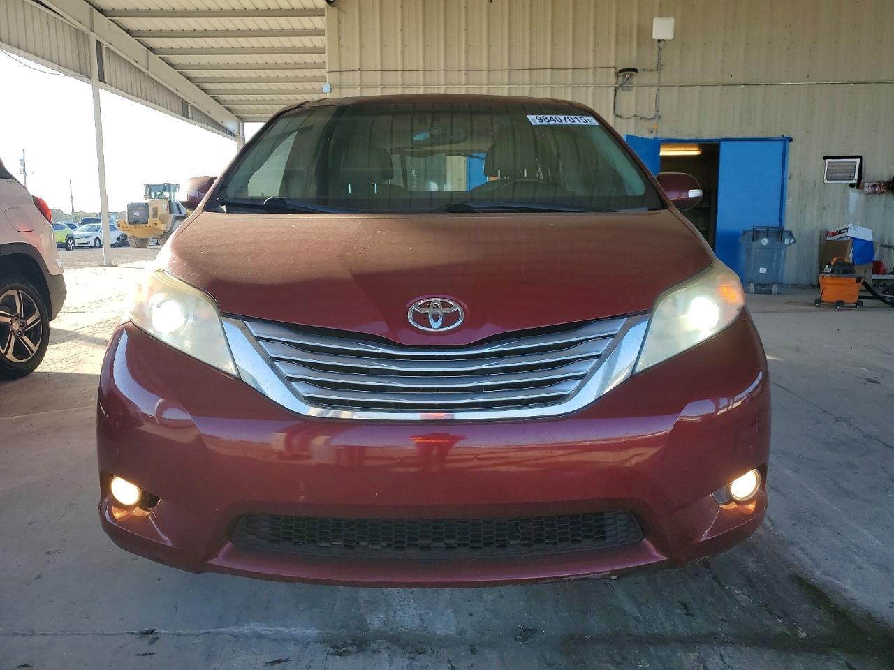 2013 Toyota Sienna Limited 7-passenger