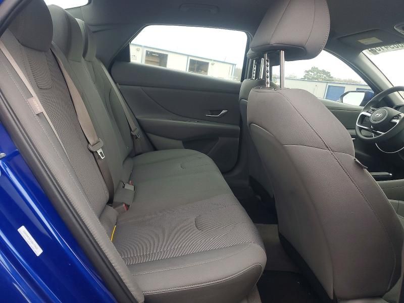 2025 Hyundai Elantra se