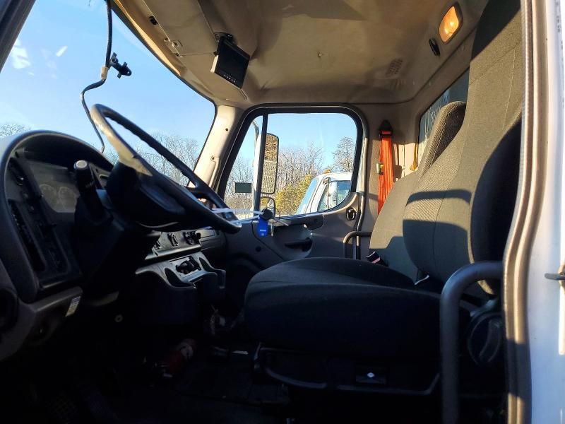 2016 Freightliner Business Class M2 Flatbed Truck