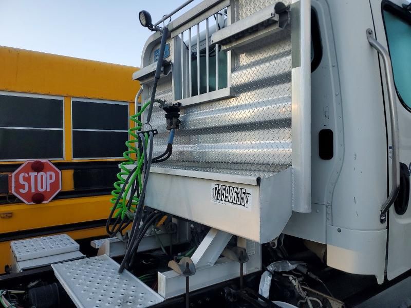 2016 Freightliner Business Class M2 Semi Truck