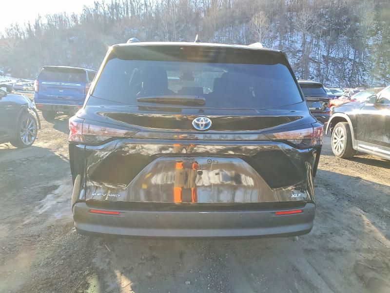 2025 Toyota Sienna xle