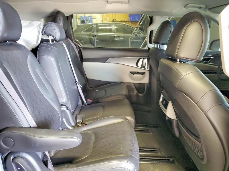 2023 KIA Carnival lx