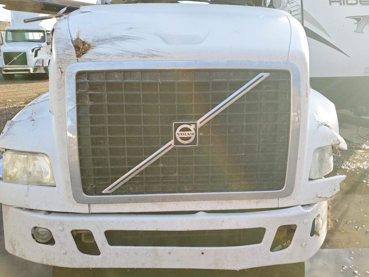 2011 Volvo VNM Semi Truck