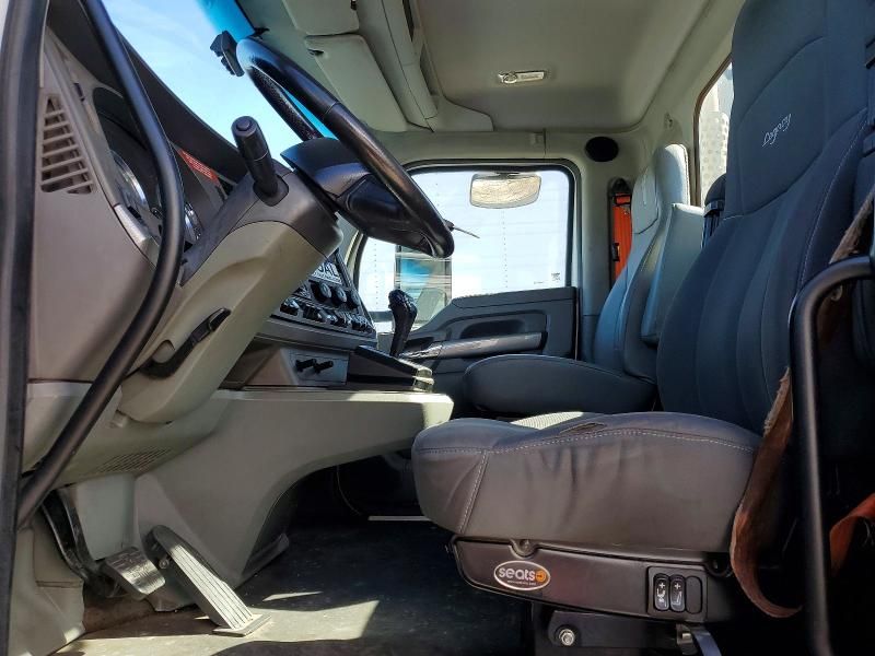 2016 Kenworth T680 Semi Truck