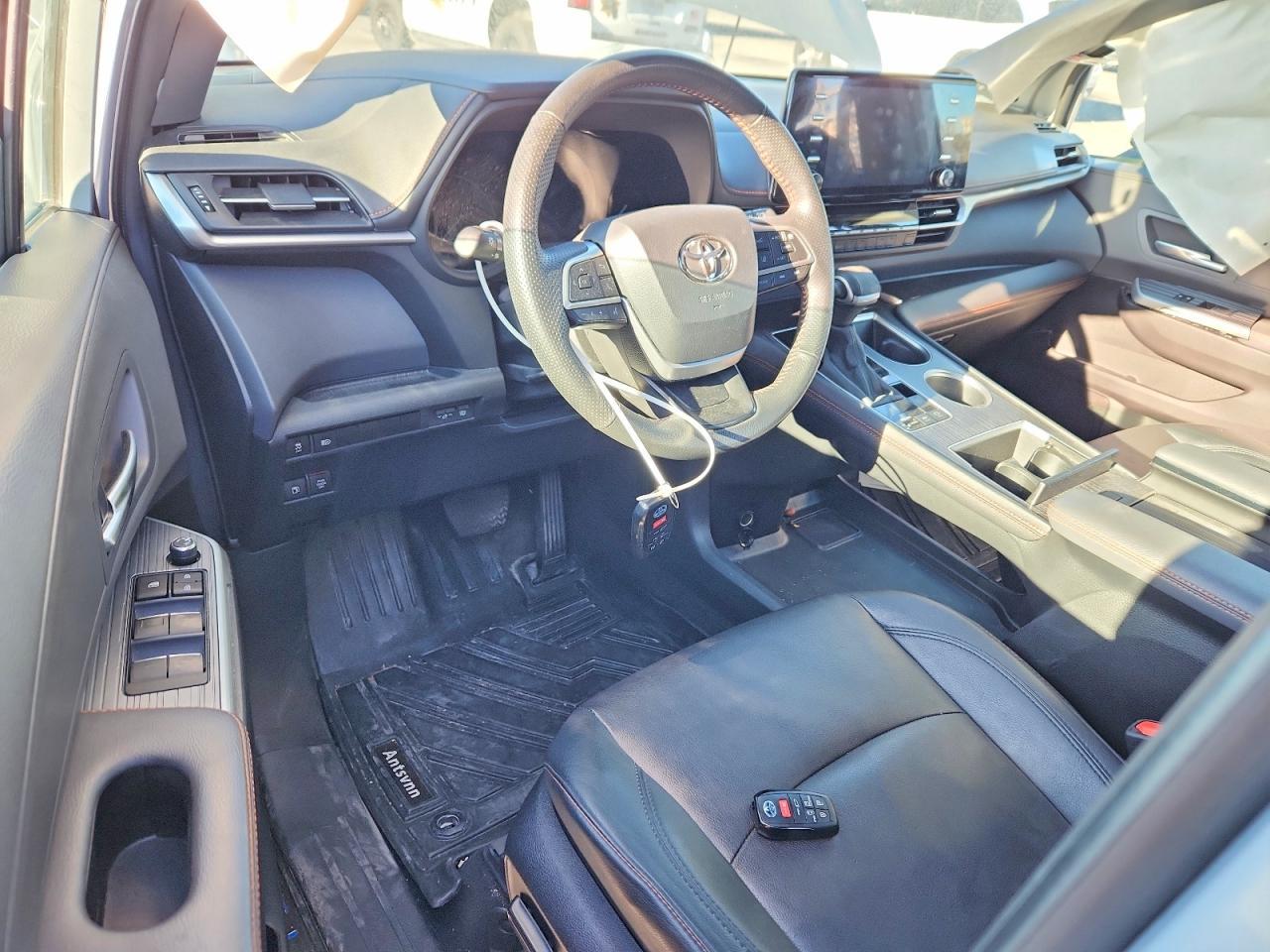 2024 Toyota Sienna xse