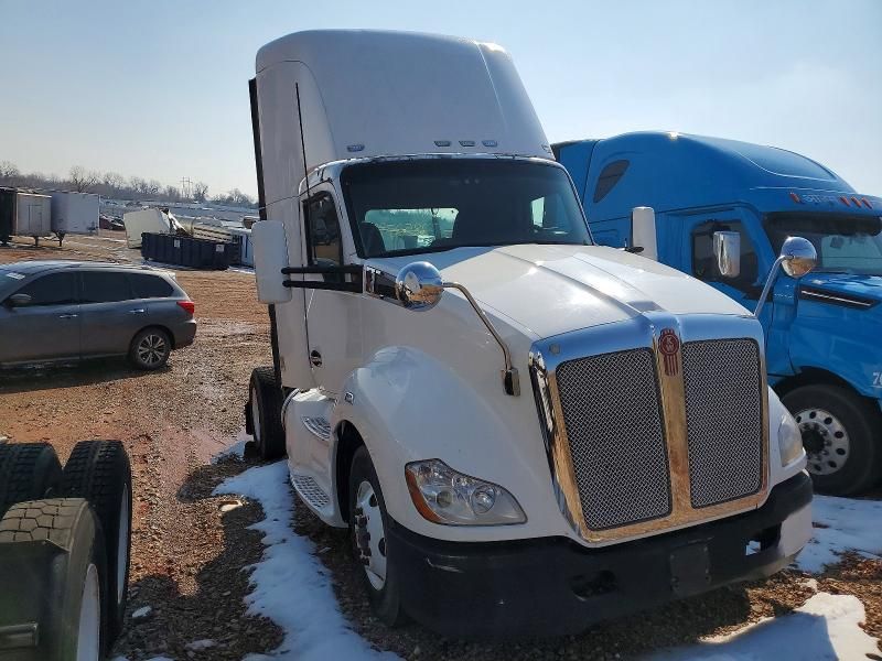 2014 Kenworth T680 Semi Truck