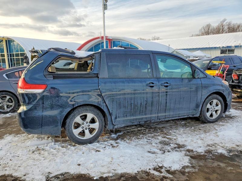 2012 Toyota Sienna le 8 Passenger