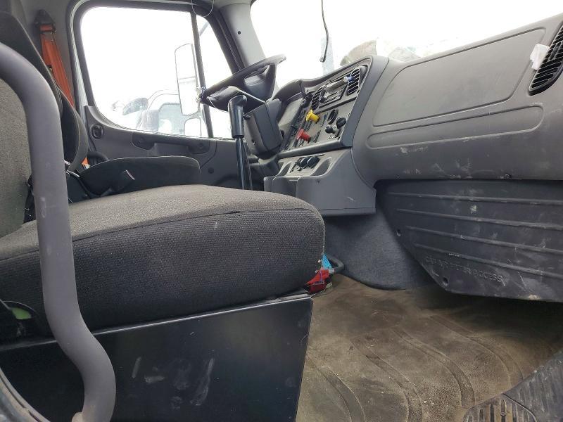 2015 Freightliner Business Class M2 Semi Truck
