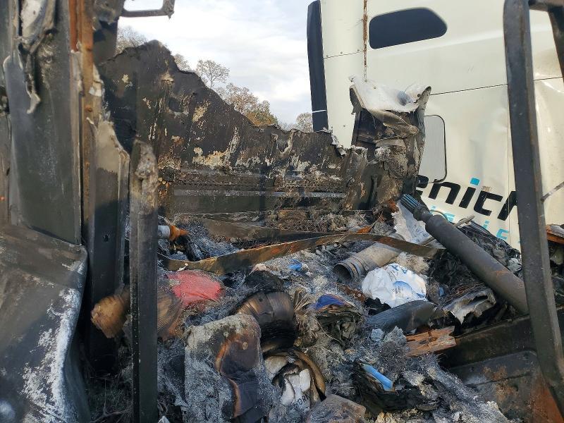 2007 Freigliner 2007 Freightliner Columbia 120 Semi Truck