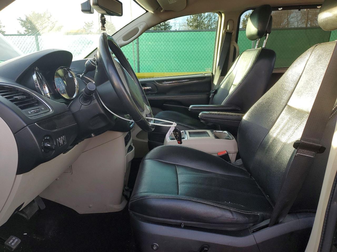 2014 Chrysler Town & Country Touring l