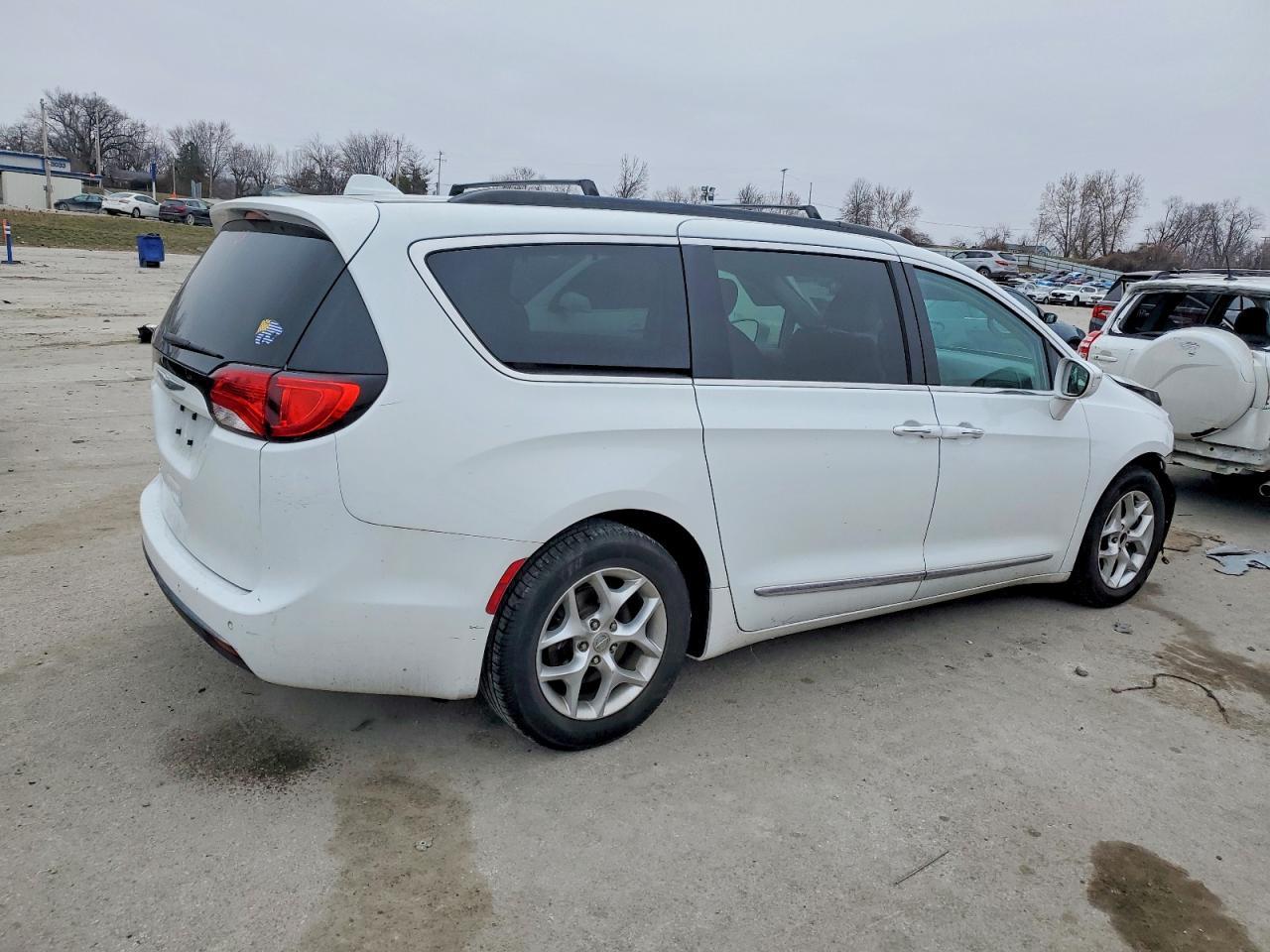 2017 Chrysler Pacifica Touring l