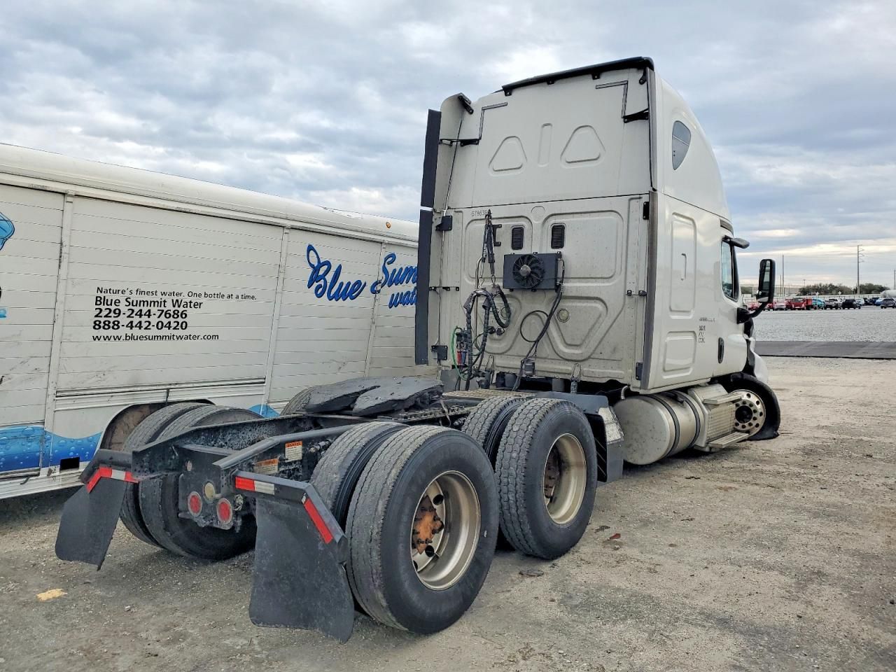 2014 Freightliner Cascadia 125 Semi Truck