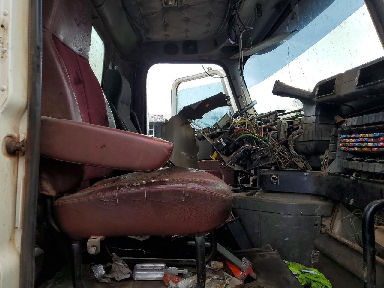 2000 International 9900I Truck Cab AND Chassis