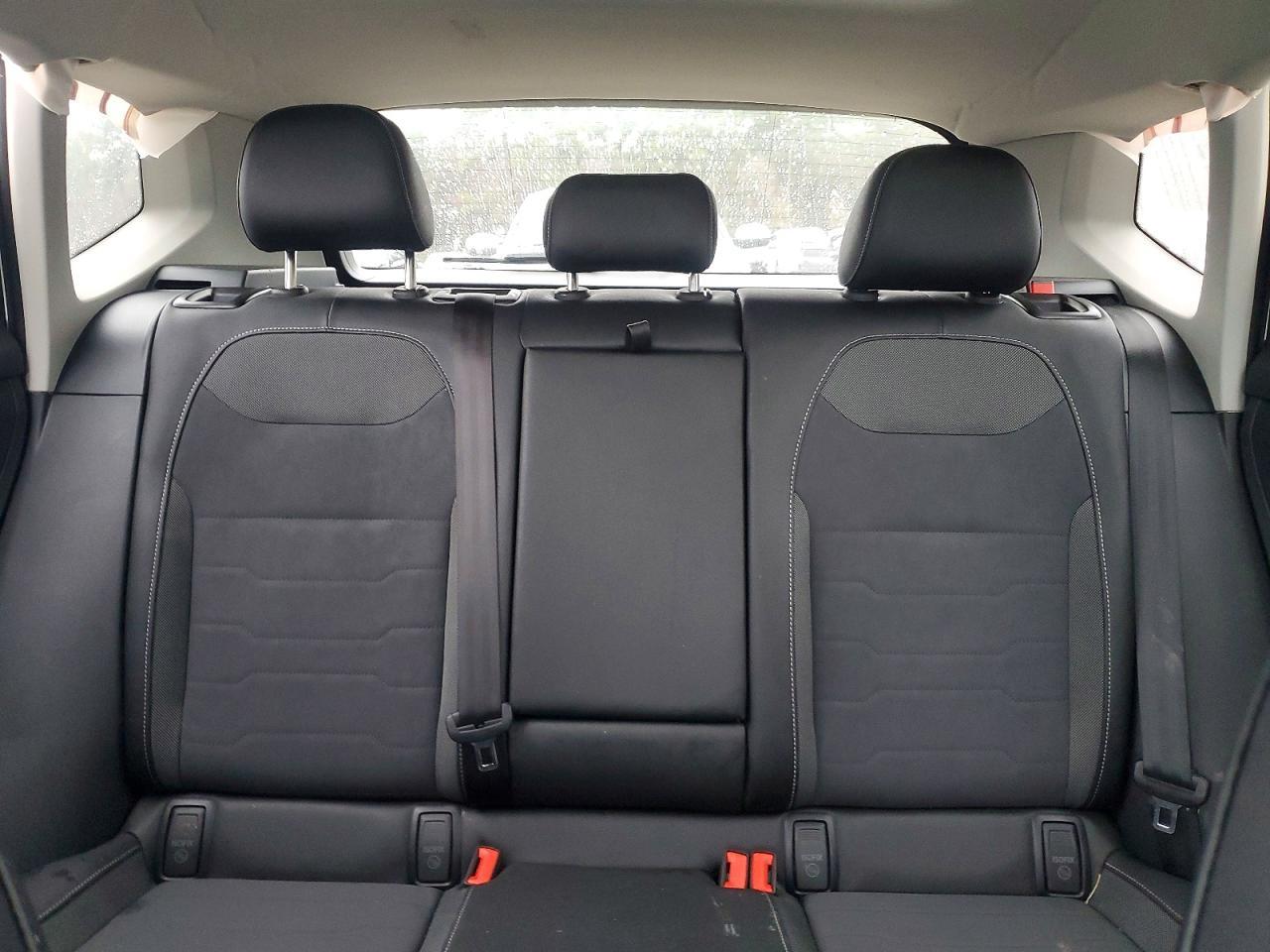 2025 Volkswagen Taos se Black