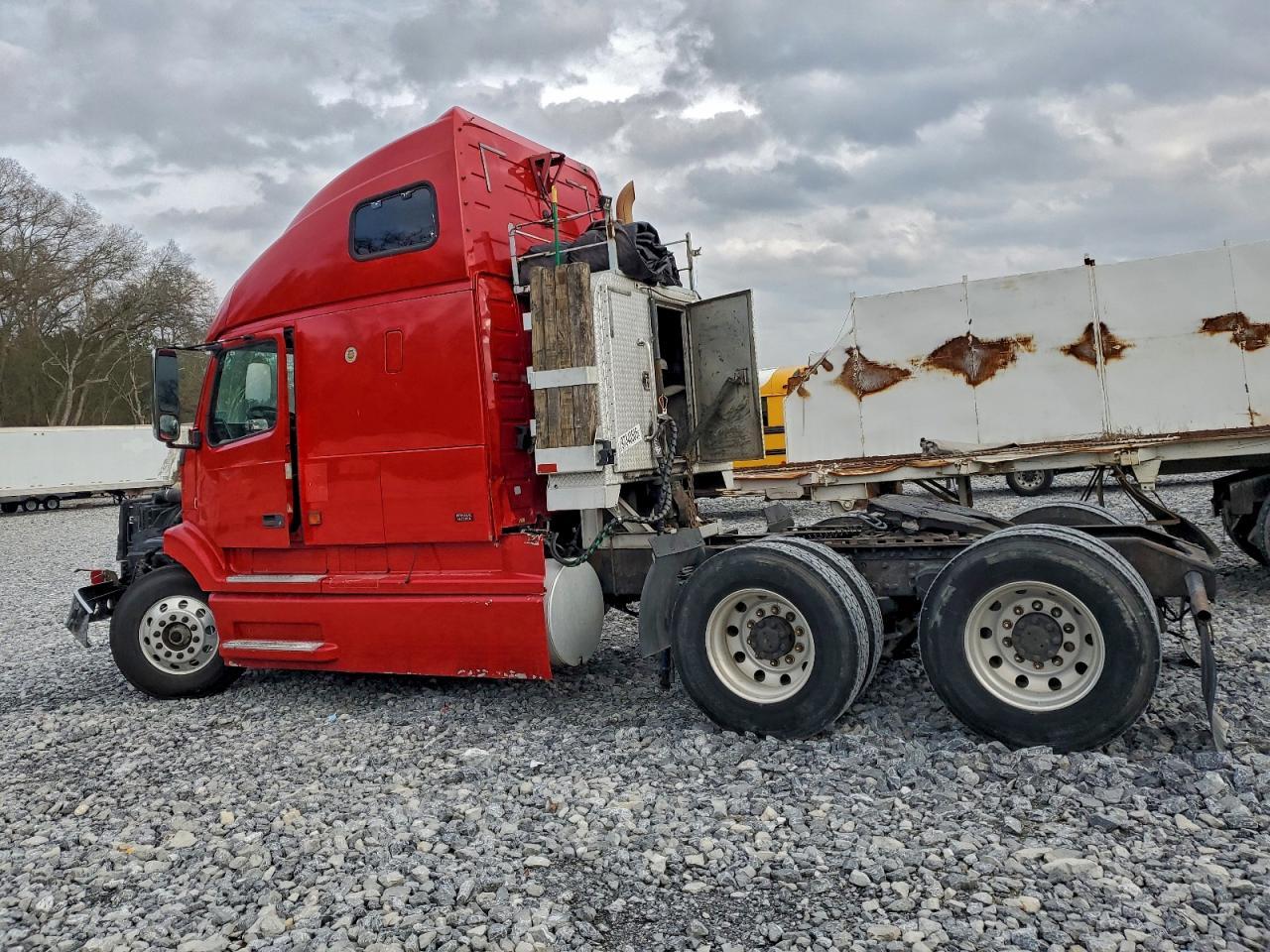 2001 Volvo VNL Semi Truck
