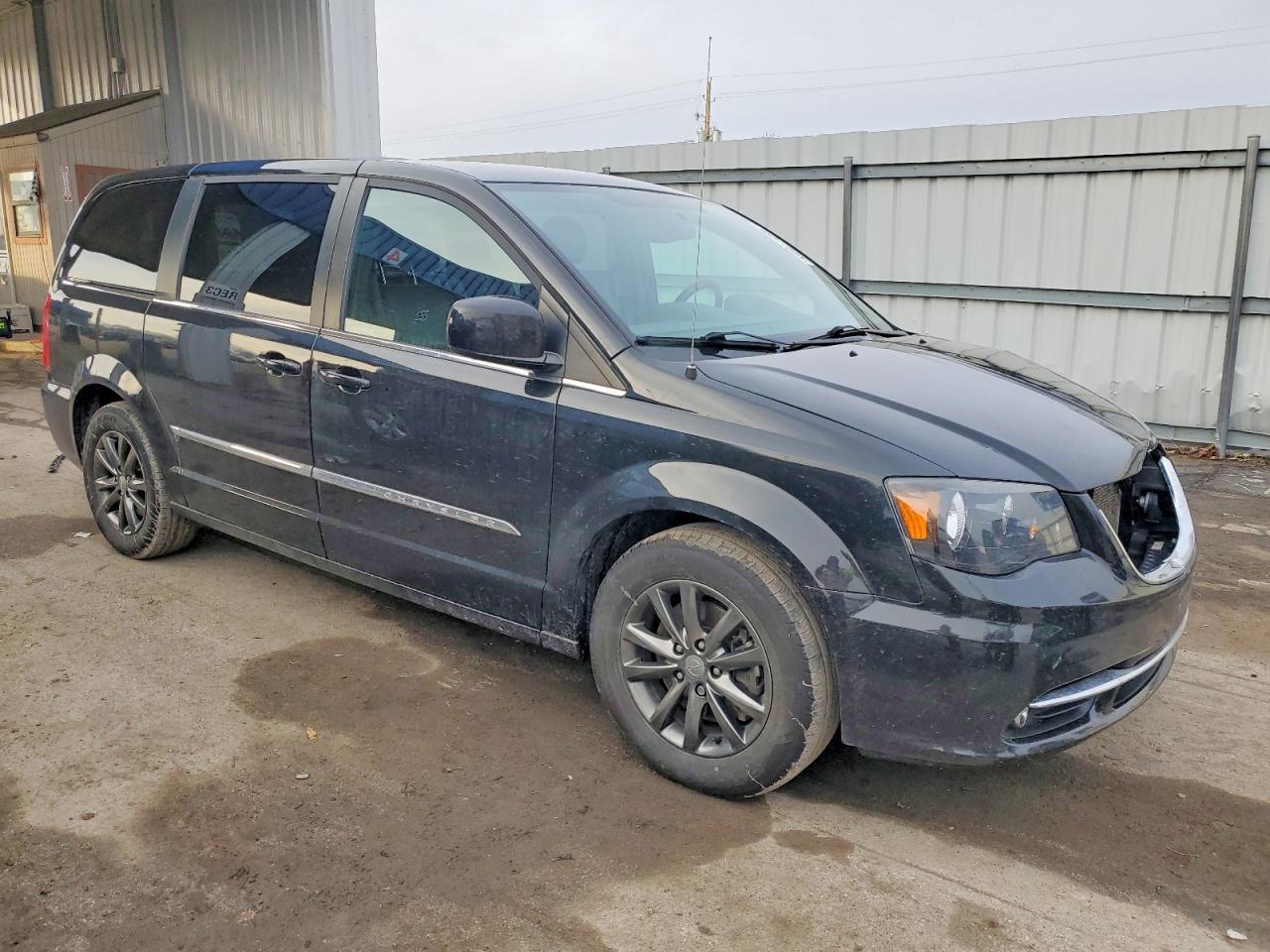 2014 Chrysler Town & Country s