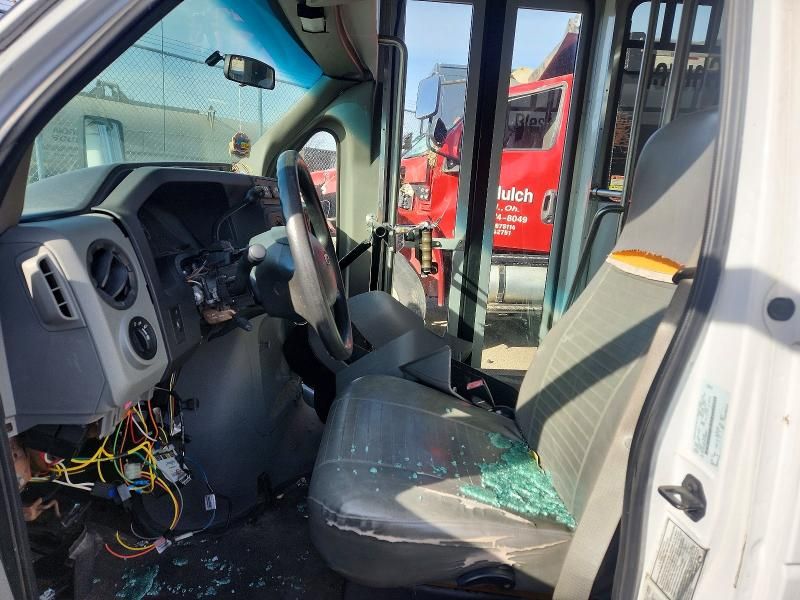 2009 Ford Econoline E350 Super Duty Cutaway Van