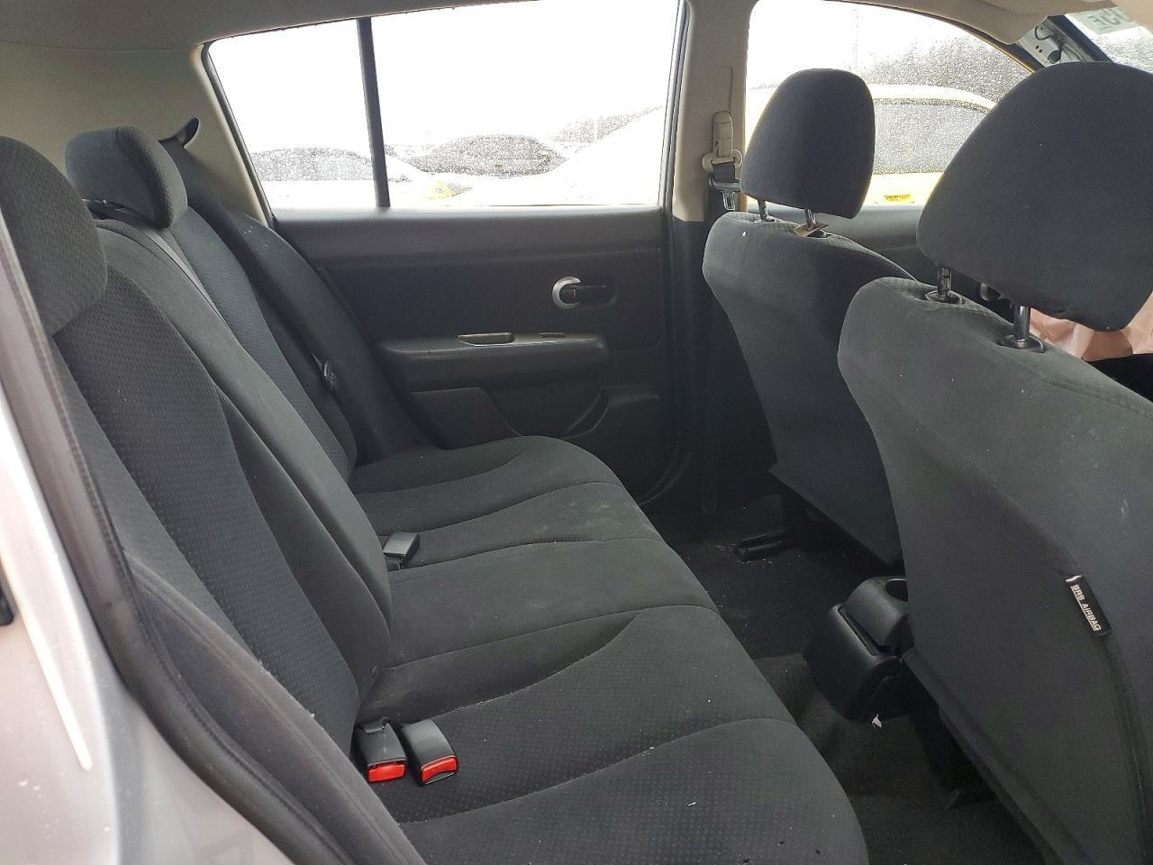 2010 Niss Versa s