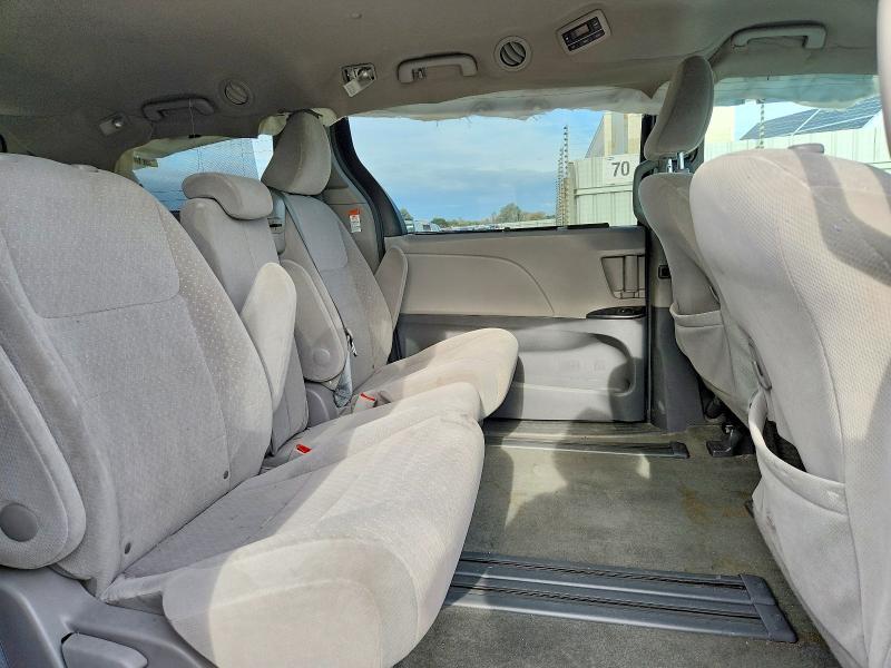 2015 Toyota Sienna le 8-passenger