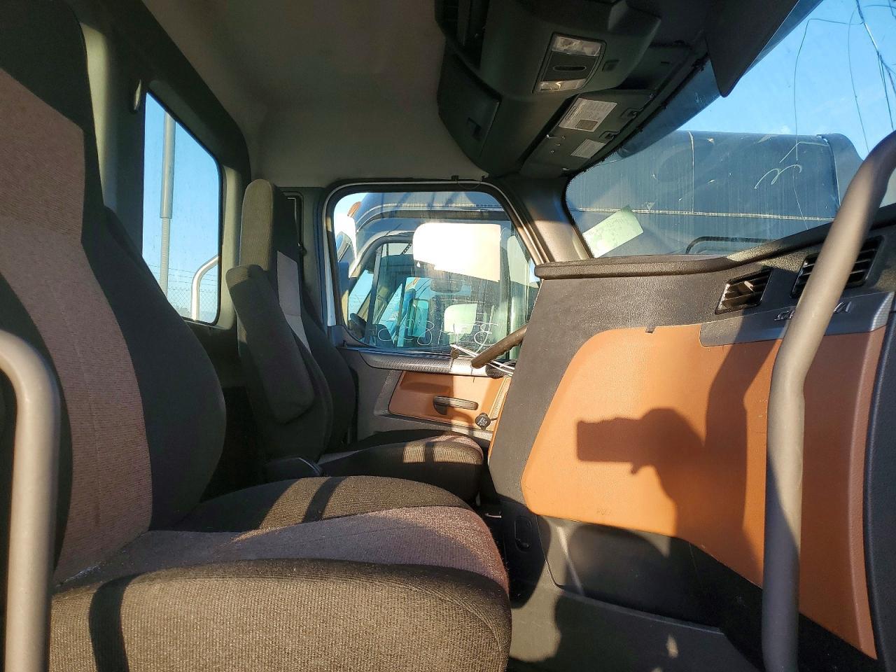 2021 Freightliner Cascadia 116 Semi Truck