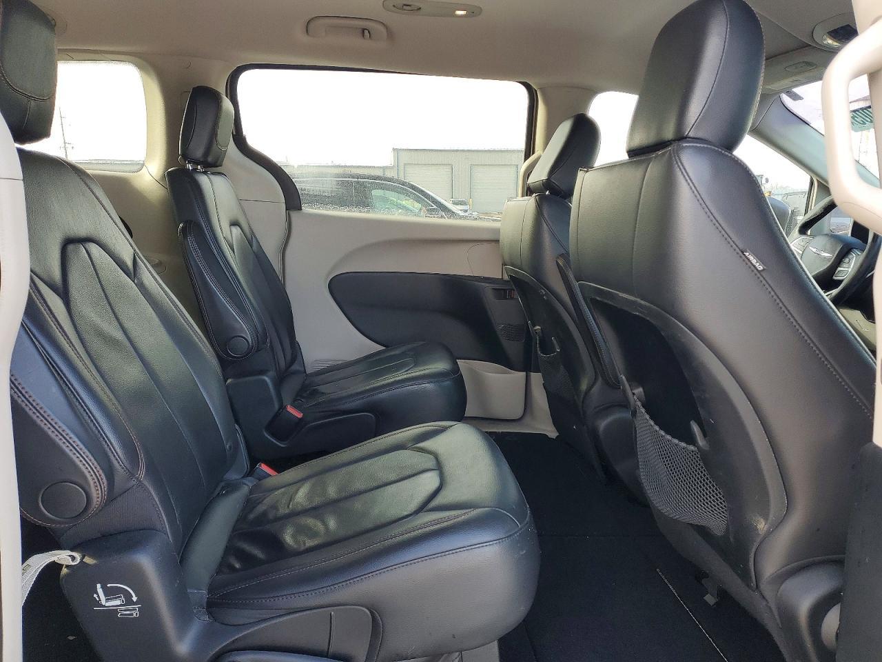 2017 Chrysler Pacifica Touring l