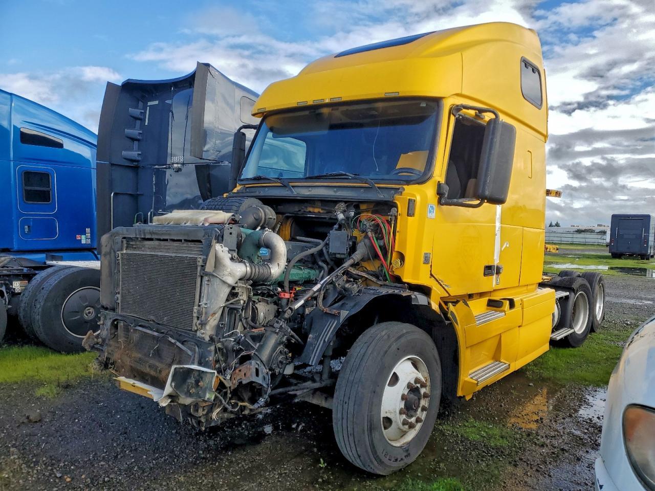 2013 Volvo VNL Semi Truck