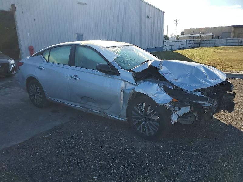 2024 Nissan Altima sv