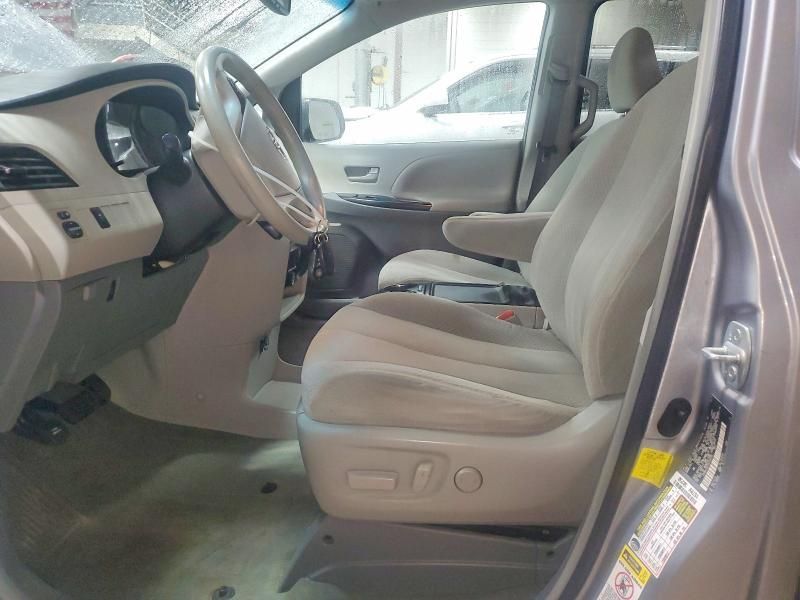 2013 Toyota Sienna le