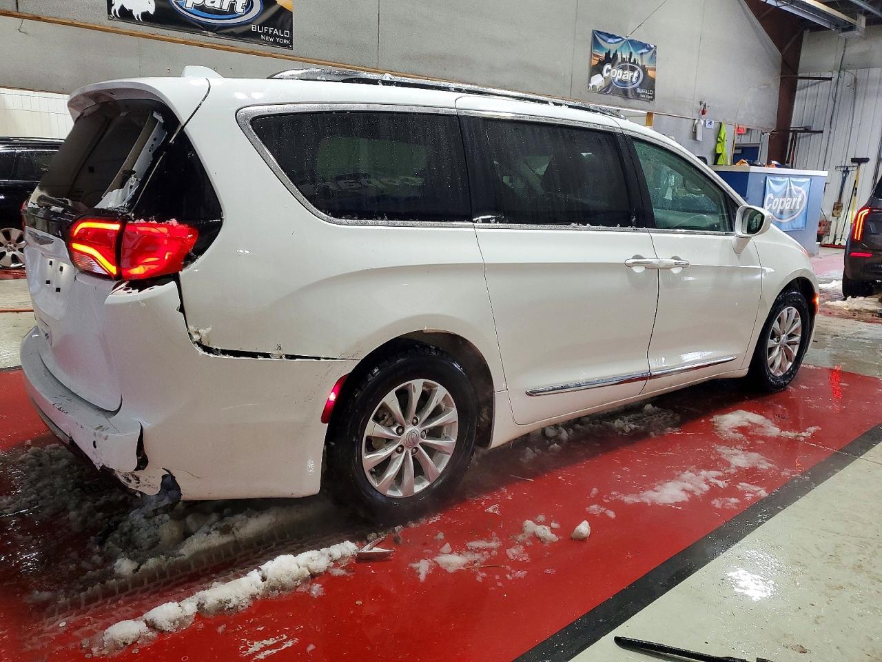 2018 Chrysler Pacifica Touring l
