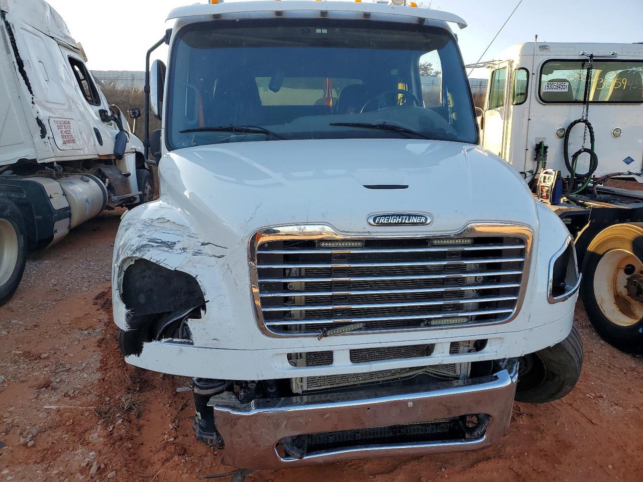 2018 Freigliner 2018 Freightliner Business Class M2 Rollback Truck