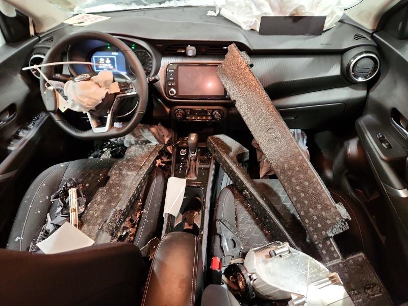 2025 Nissan Kicks Play sv