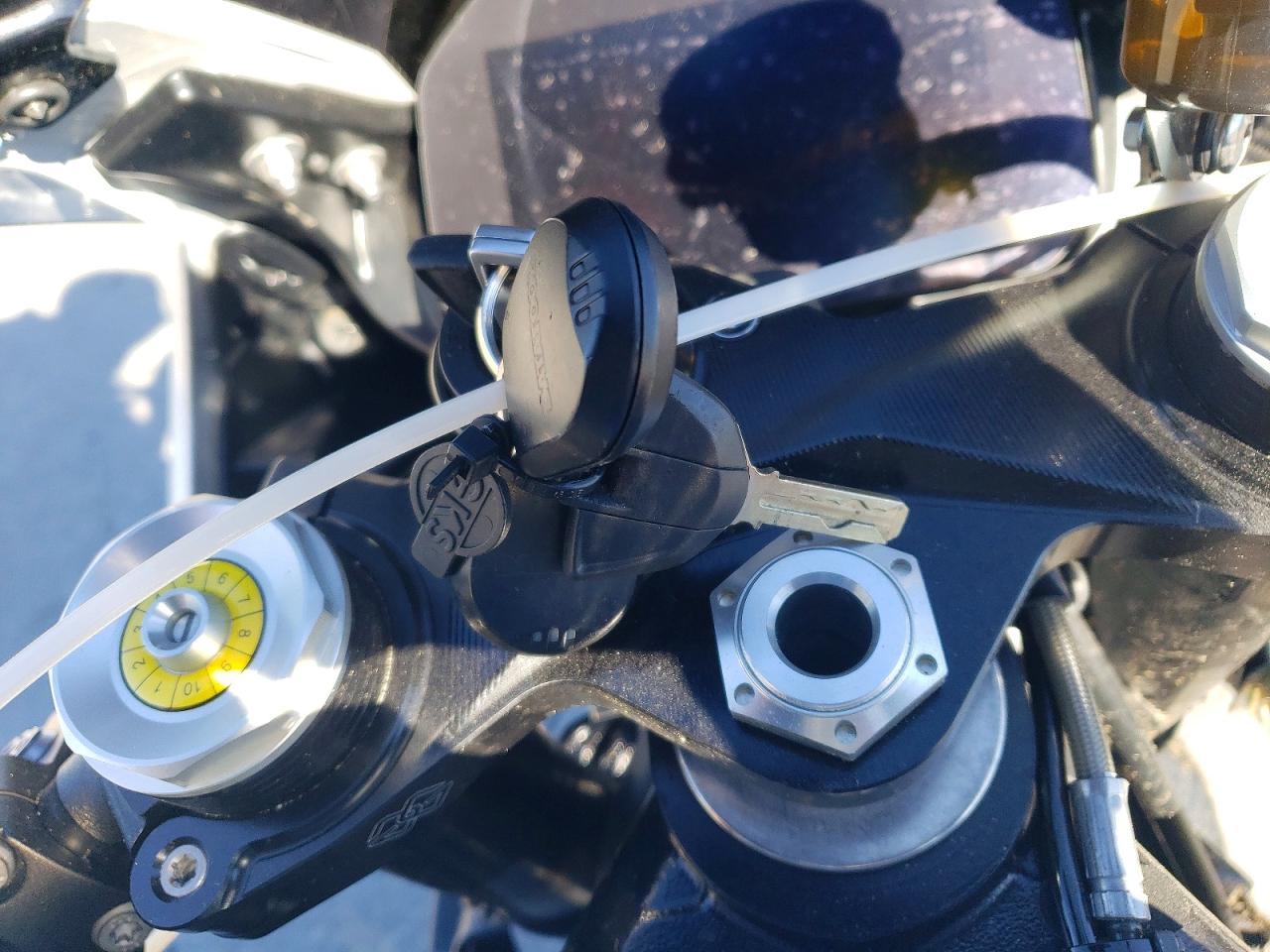 2021 BMW M 1000 R