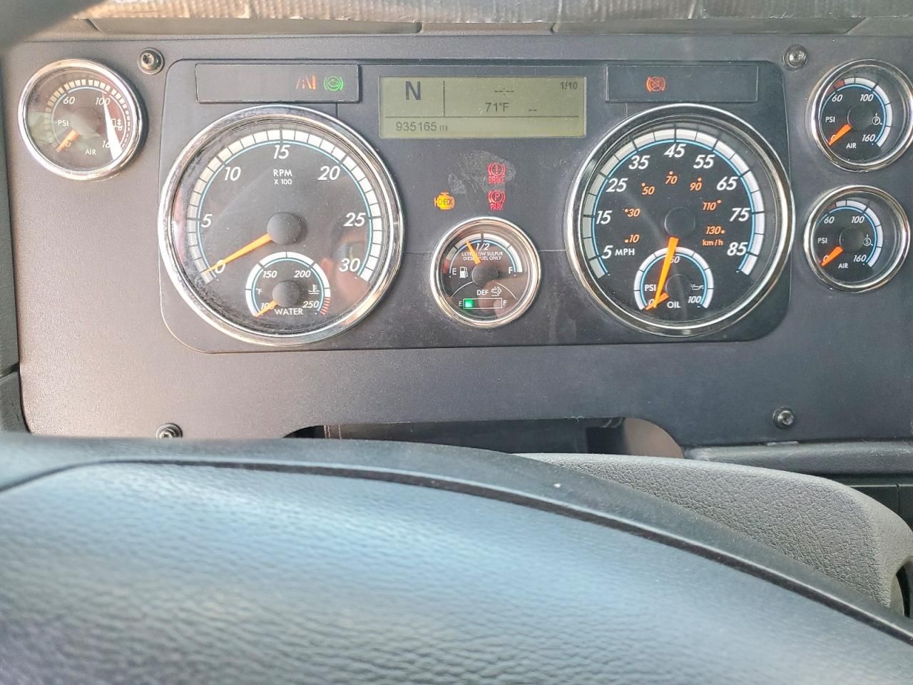 2017 Freightliner Cascadia 1 Semi Truck