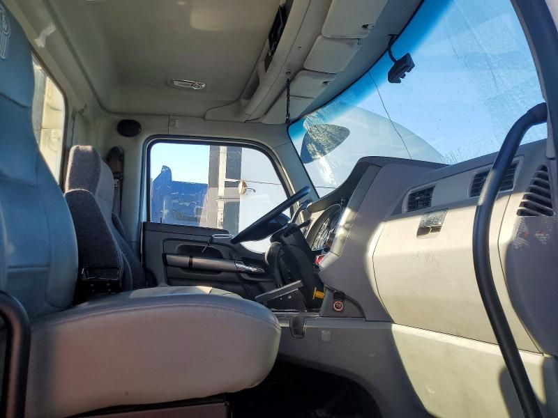 2014 Kenworth T680 Semi Truck