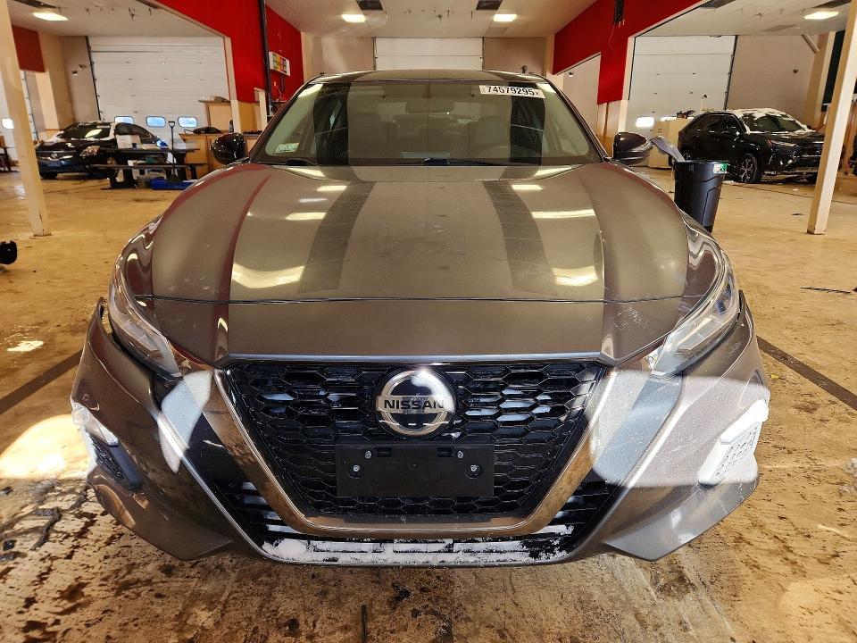 2019 Niss Altima sr