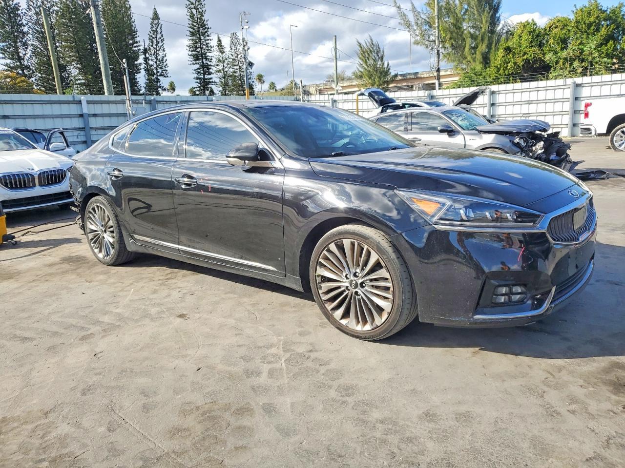 2017 KIA Cadenza Premium