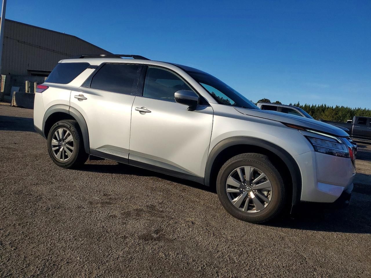 2022 Nissan Pathfinder sv