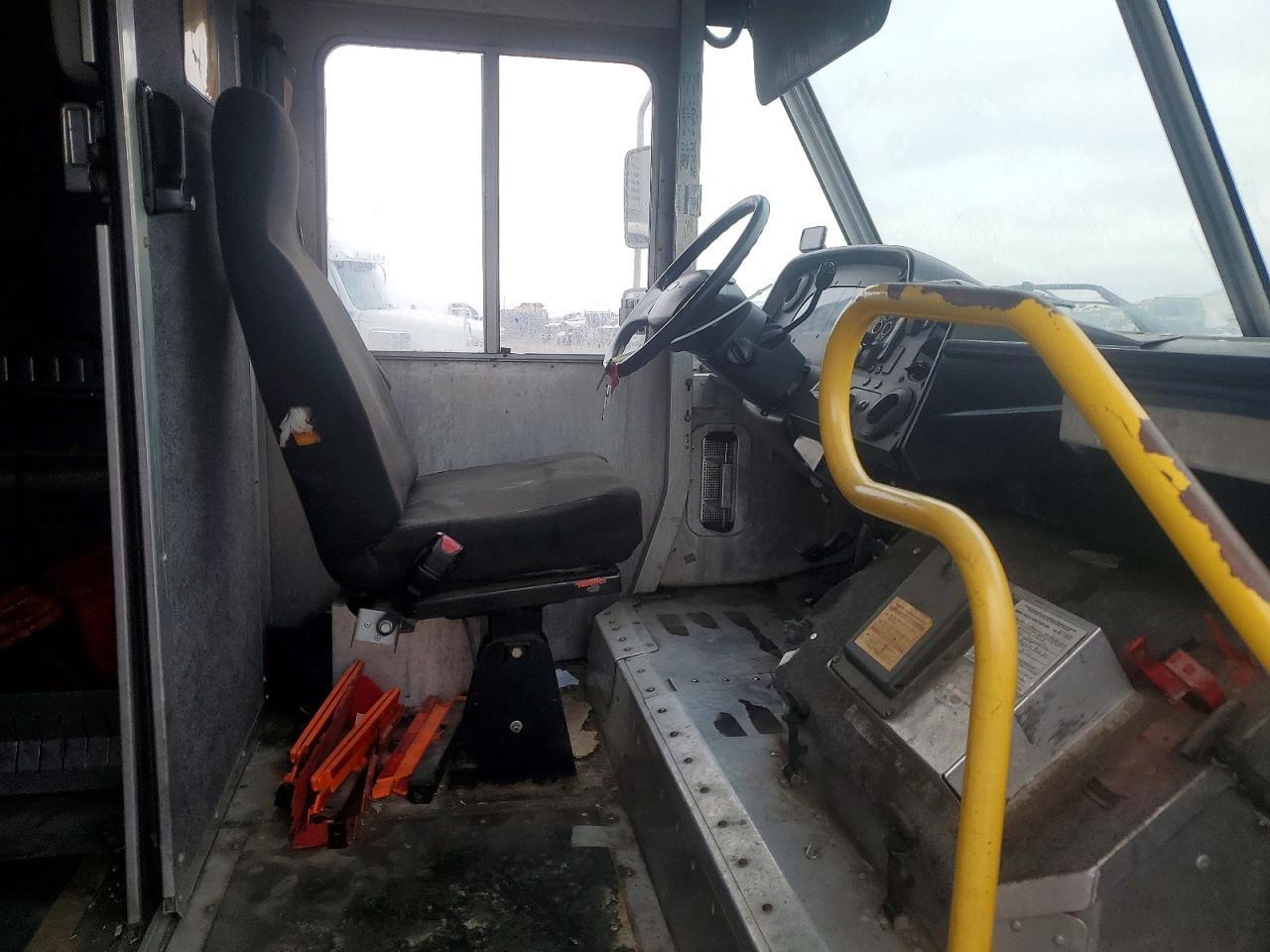 2015 Ford Commercial Chassis Delivery Truck