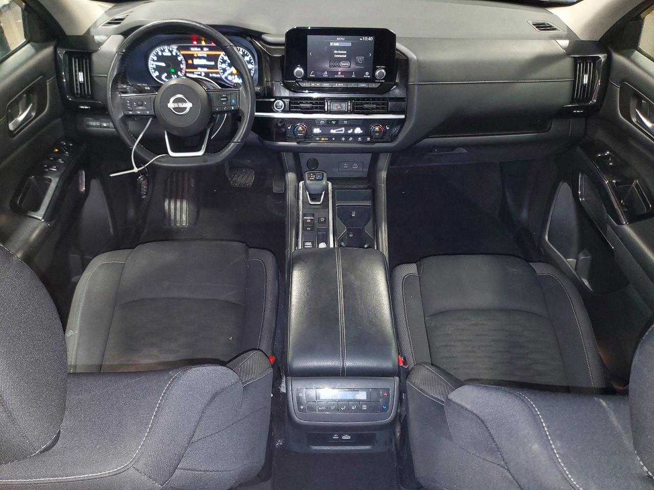 2022 Nissan Pathfinder sv
