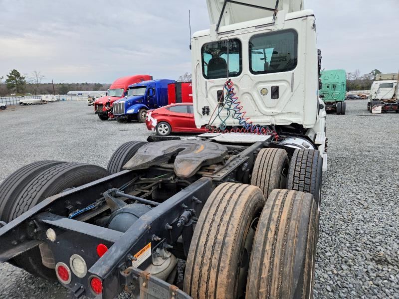 2016 Freightliner Cascadia 125 Semi Truck