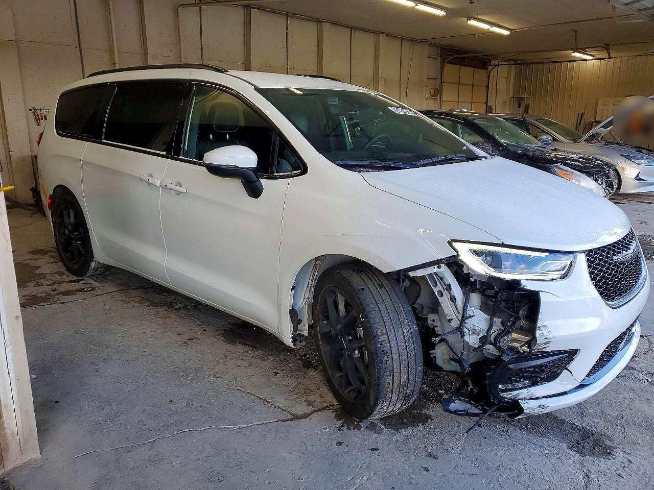 2023 Chrysler Pacifica Touring l
