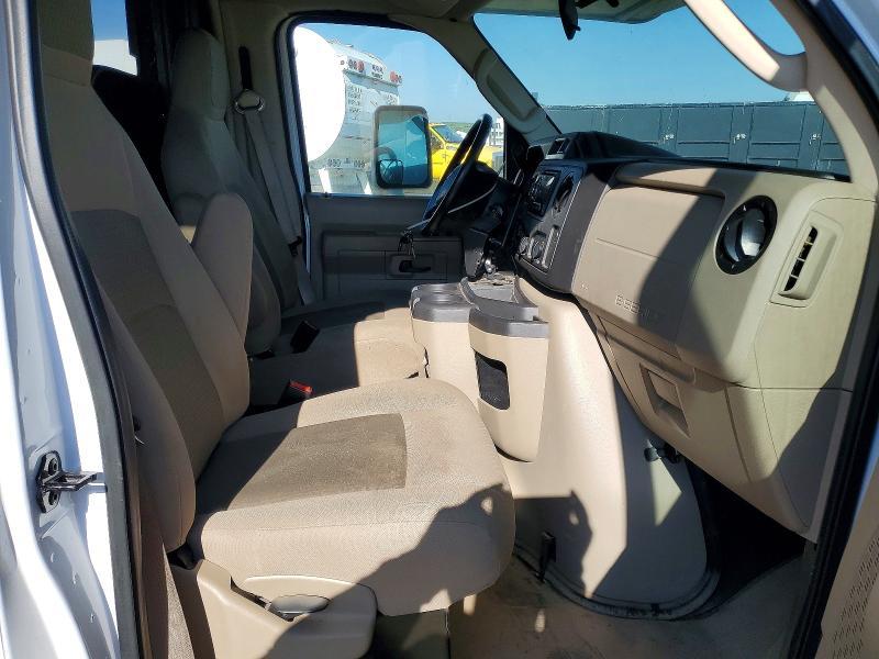 2018 Ford Econoline E450 Super Duty Cutaway Van