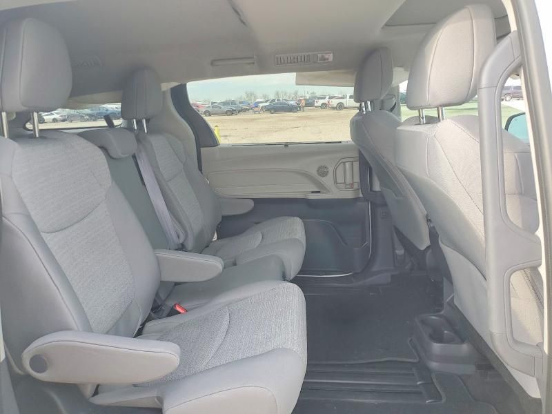 2023 Toyota Sienna le