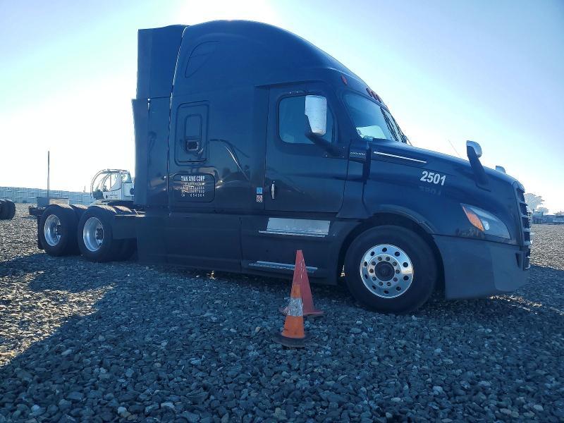 2019 Freightliner Cascadia 126 Semi Truck