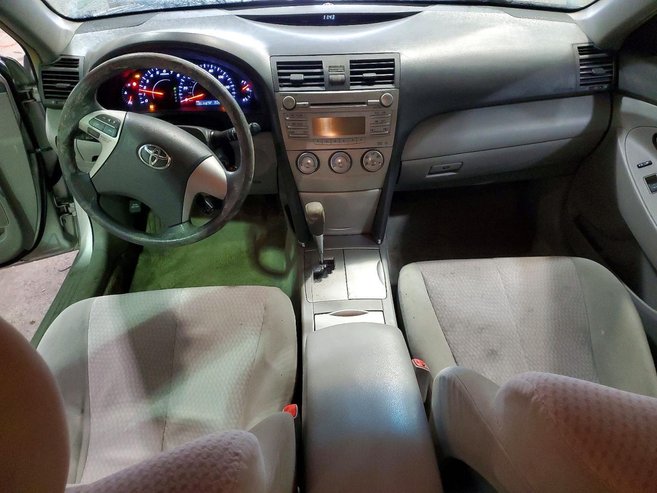 2010 Toyota Camry le a