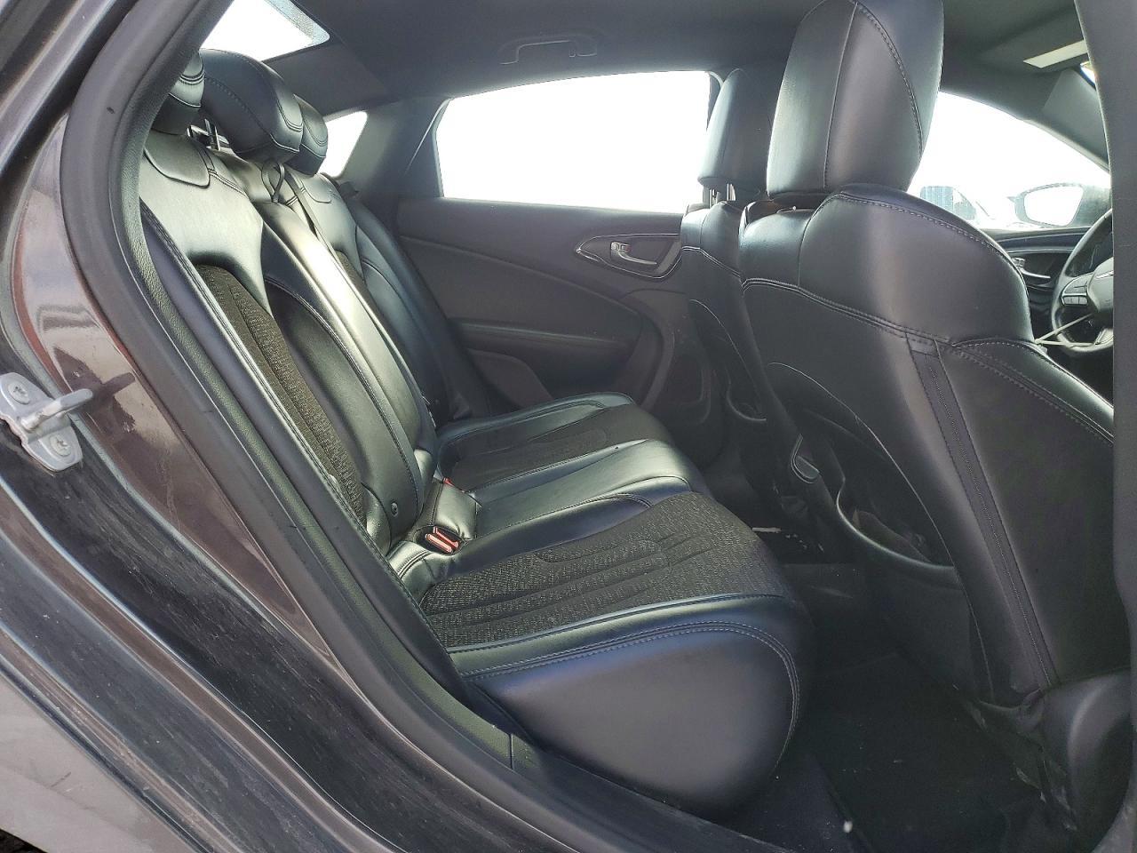 2016 Chrysler 200 s