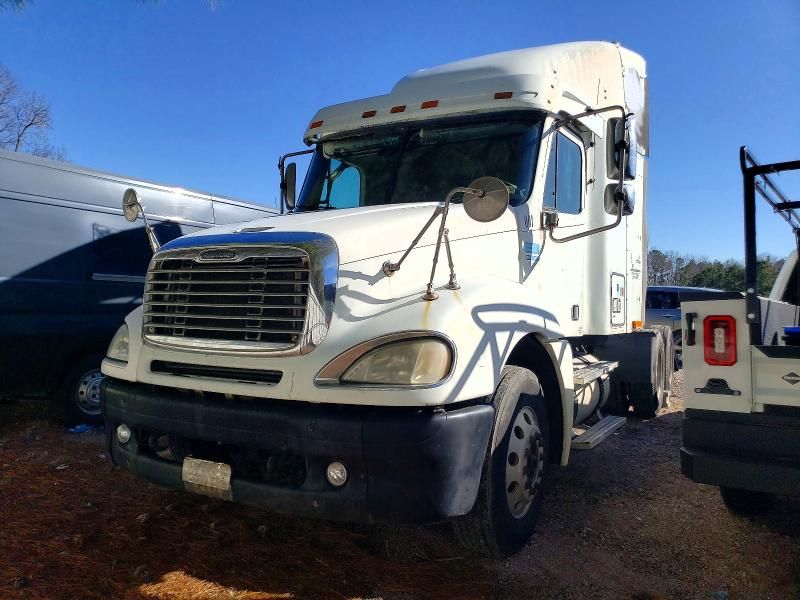 2004 Freightliner Columbia 120 Semi Truck