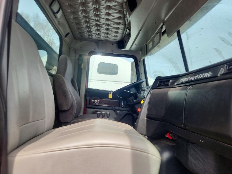 2021 Western Star Roll-OFF Container Truck